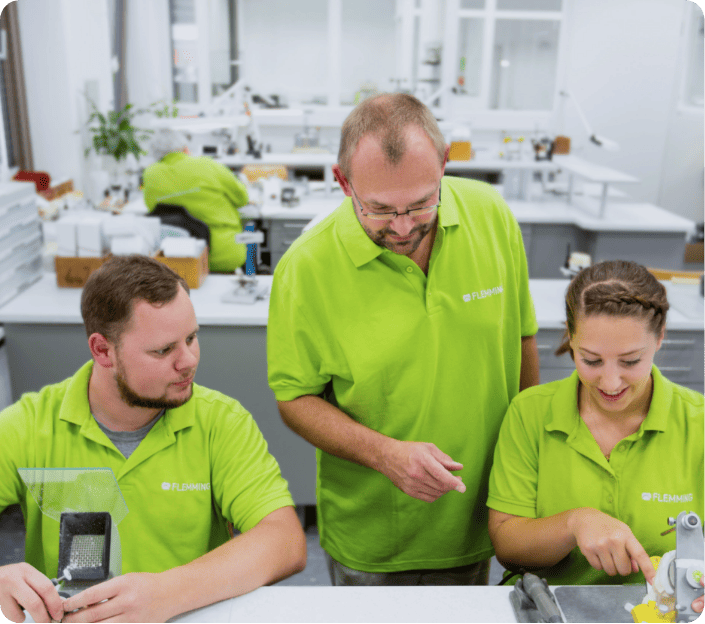 Mann mit einem Zahnersatz